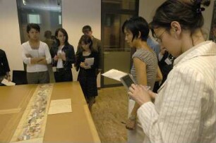 Dresden. Sächsische Landesbibliothek - Staats- und Universitätsbibliothek Dresden. Zentralbibliothek. Präsentation einer japanischen Handschrift für japanische Studentinnen