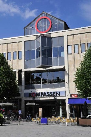 Örebro - Fassade des Warenhauses : Straßenszene, aufgenommen im Zentrum von Örebro am 25. Juli 2012