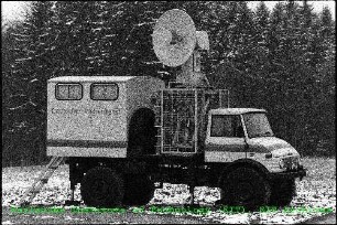 Messfahrzeug mit Antenne des Deutschen Wetterdienstes (DWD)