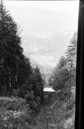 Baden-Baden: Merkur-Seilbahn; Strecke bergabwärts mit Blick auf Stadt Baden-Baden
