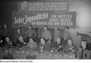 Eröffnung des FDJ-Schuljahres bei der Stadtverwaltung mit einer FDJ-Fanfarengruppe