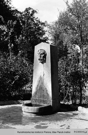 Brunnen mit Maske