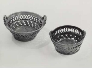 Zwei Porzellankörben verschiedener Epochen aus der Neuen Sammlung, München