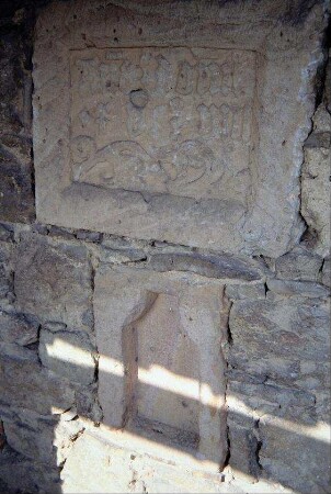Kirchenmauer, Detail; Inschrifttafel und Blendnische