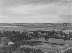 Landschaft bei Asmara : Blick auf die Landschaft bei Asmara. Am unteren Bildrand die Hütten eines Lagers italienischer Kolonialsoldaten