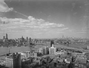 New York, Blick über den East River mit Brooklyn Bridge und Manhattan Bridge auf Manhattan