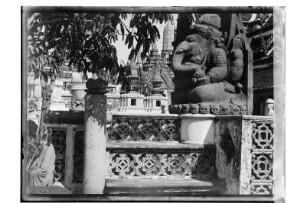 Tempel in Bangkok : Bangkok. Blick auf eine Tempelanlage, im Vordergrund Gottheit mit Elefantenkopf, 1908