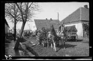 Wirballen (=Virbalis, Litauen): Ortsstraße mit aneinander vorbeifahrenden Gespannen, am Rand ein Ablaufgraben ("requiriertes Gespann bei der B.K.D. - 1. Schwere Reiter-Regiment")