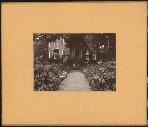 Hausgarten Klingner, Bergisch Gladbach: Blick auf Rundbank und Wohnhaus vom Blumengarten aus gesehen, umseitig Vermerk