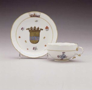 Henkeltasse und Unterschale mit Wappen Querini und Blumendekor