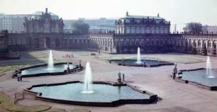 Dresden. Zwinger mit Glockenspielpavillon : Dresden-Altstadt. Zwinger (1709-1728; M. D. Pöppelmann, B. Permoser). Blick über den Zwingerhof gegen Glockenspielpavillon und Porzellanpavillon