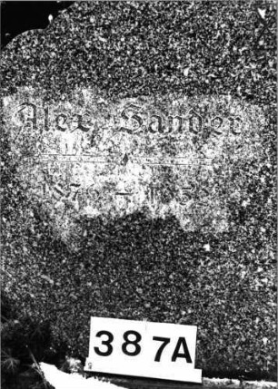 Grabstein 387 (Index: 100092504) Material: Granit Zustand: gut Maße HxBxT: 102x122x14 cm Beschreibung: Doppelgrabstein; breite aufgesockelte Stele mit eingezogenem Segmentbogenabschluß Symbolik: Davidstern: Grabstein 387A