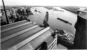 Hamburg. Freihafen. Das schwedische Frachtschiff "Cassiopeia" wird entladen. Es hat Steinkohle nach Hamburg gebracht. Blick vom Gaswerk ostwärts, rechts Moldauhafen