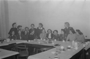 Feier zum Internationalen Frauentag im Henschel-Verlag : Mitarbeiterinnen des Verlags während der Feier