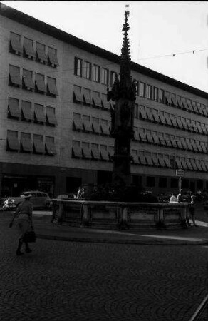 Basel: Brunnen am Fischmarkt und Haus
