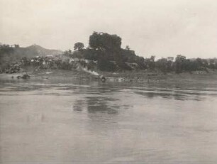 China. Mittlerer Yangtse unterhalb Hankau bei Wuhan, Dorf Shih Pao Chai (Shih-pao-chai) mit der Sandsteinklippe "Felsen der Zehntausend Schatten", Pagode mit Tempelanlage