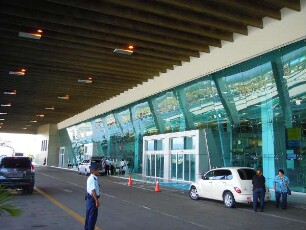 Flughafen Panama-City - Abflughalle : Aussenansicht der Abflughalle, aufgenommen am 16. September 2011 am Internationalen Flughafen Tocumen in Panama-City