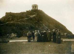 Hongkong. Gruppenbildnis mit Touristen vor dem Victoria Peak