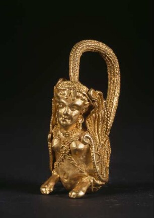 Ohrring: Vorderteil einer Sphinx