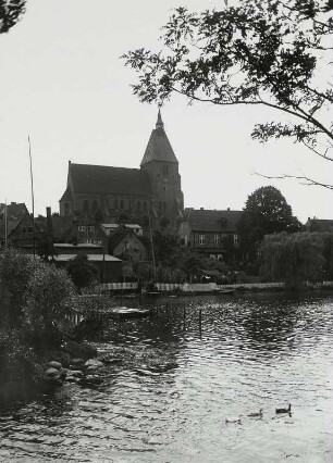Mölln, Stadtansicht : Mölln. Stadtansicht mit Nikolaikirche über den Schmalsee vom Wassertor von Nordosten