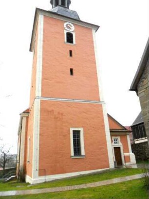 Evangelische Pfarrkirche-Kirchturm mit Schlitzscharten in den Mittelgeschossen von Osten (im Kern frühgotischer Chorturm mit Turmchor - 1892 überarbeitet)
