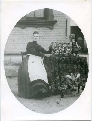 Frau mit Schäppel und Trachtenpuppe