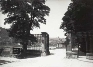 Trier : Trier. Rechtes Moselufer mit Toranlage und Altem Kran. Blick nach Norden