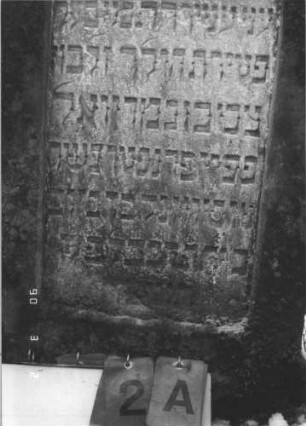 Grabstein 2 (Index: 99608686) Material: Sandstein Zustand: leicht verwittert Maße HxBxT: 96x52x11 cm Beschreibung: Stele mit Rundbogen, vertiefter Textteil: Grabstein 2A