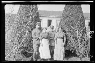 In Gravelotte (Dep. Moselle, Frankreich) in einem Ziergarten Gruppenbild mit zwei Frauen: (von links nach rechts) Leutnant Bischoff Ordonnanzoffizier und Oberleutnant von Walther Regimentsadjutant