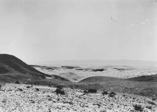 Wüstenlandschaft und Golf von Sues : Blick auf den Golf von Sues im Mittelgrund, davor eine hügelige Wüstenlandschaft