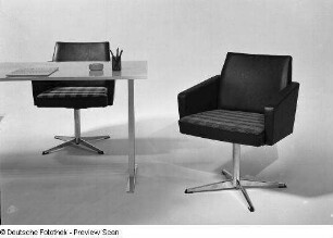 Drehsessel (Modell 2169) : Zwei Drehsessel (1973; Geringswalder Sitzmöbelindustrie (JV)). Ansicht mit Schreibtisch