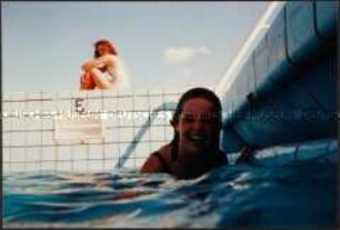 Mädchen am Schwimmbecken (Altersgruppe 14-17)