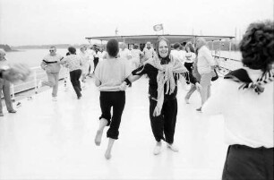 Düsseldorf: Morgengymnastik an Deck