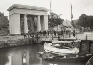 Greifswald, Steinbeckertor : Greifswald. Steinbeckertor. Ansicht über das Hafenbecken