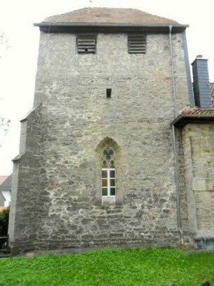 Evangelische Kirche - Kirchturm (gotische Gründung-Chorturm mit Turmchor) von Norden mit Schießscharte (Schlitzscharte) und Strebepfeilern