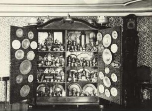 Oberwartha, Klostergut, Herrenhaus, Schrank mit Zinnsammlung