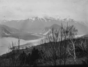 Berglandschaft : Blick über ein Tal mit hohen verschneiten Bergen im Hintergrund