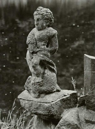 Putto mit Netz auf Fischkörper