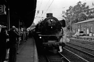 Hamburg-Harburg: Bahnhof: Fahrt nach Cuxhaven mit einer Dampflokomotive Baureihe 042 der Firma Borsig