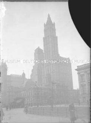 Spaziergänger vor dem Woolworth Tower in Manhattan, New York