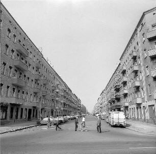 Passanten in der Dunckerstraße : Dunkerstraße Ecke Dimitroffstraße