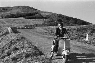 Vogesen: Routes des Crêtes, Straße, südlich des Belchen, mit Frau Schatz auf Vespa