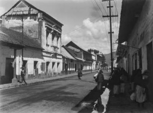 Straßenszene : Eine belebte Straße in Mexiko.