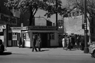 Zerstörtes Berlin : Berlin-Steglitz. Straßenbild mit Hübners Schnell-Imbiss (Inhaber Willy Hübner)