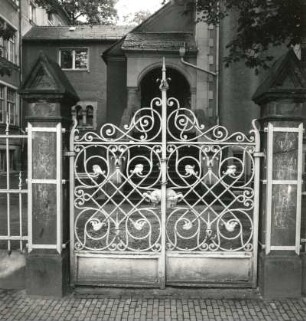 Dresden-Trachau, Böttgerstraße 11. 56. Mittelschule ("Alte Schule", 1897/1899). Tor der Einfriedung