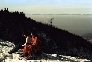 Schauinsland: Vogesenblick vom Schauinsland; (beim ehem. Burggrafen); Vordergrund zwei Mädchen, sitzend