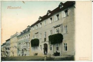 Marienbad. Straßenansicht mit Goethe-Haus (vor 1818) : Marienbad. Straßenansicht mit Goethe-Haus (vor 1818; ehemaliges Kurwohnhaus Goldene Traube, seit 1887 Stadtmuseum), Kirchenplatz 11 / Ecke Waldsteinplatz
