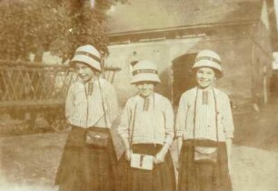 Meusegast (heute: Dohna-Meusegast). Drei Schwestern im Hof des Ritterguts