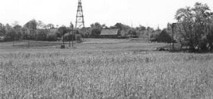 Rietschen-Nieder Prauske. Ehem. Windmühlengehöft mit Vermessungsgerüst, Ansicht von der Straße aus