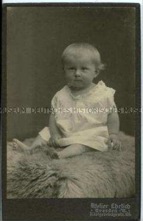 Sitzender Säugling auf Fell, Carte de Visite